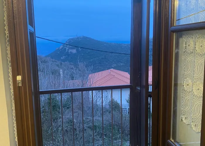 Apostolia's Small House Bed And View Landhuis